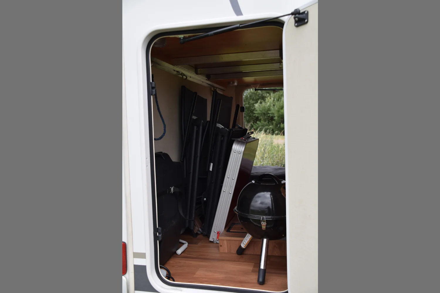 Kamper Hymer garaż z bliska