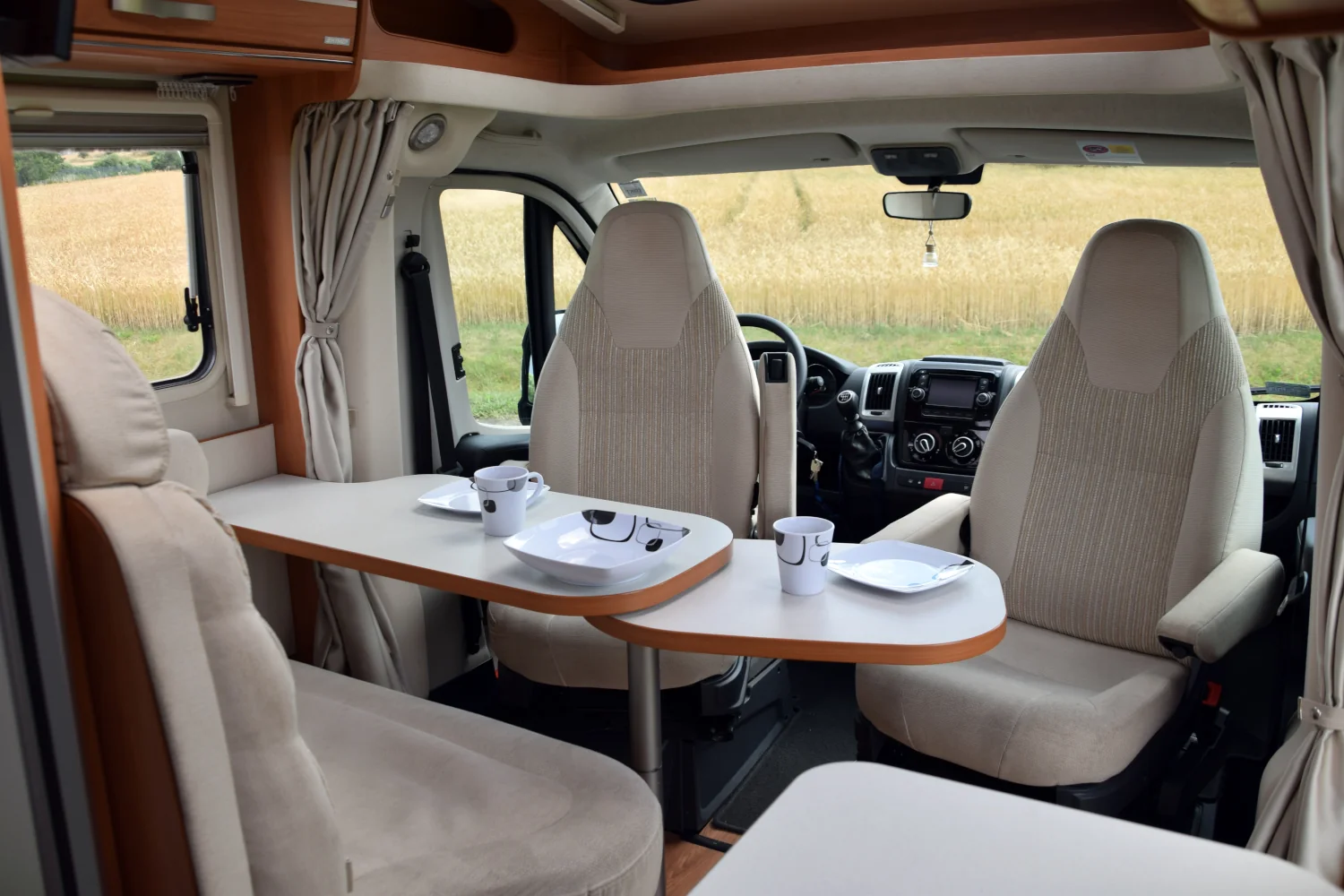 Kamper Hymer srodek ze stołem